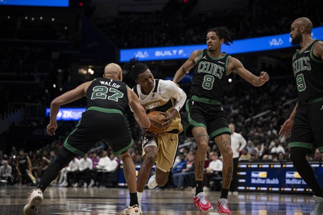 Boston Celtics v Washington Wizards - NBA, Basketball Herren, USA WASHINGTON DC, UNITED STATES - NOVEMBER 4 : Bub Carrington (7) of Washington Wizards in action against Josh Minott (8), Jordan Walsh (27) and Derrick White (9) of Boston Celtics during the NBA basketball game between Boston Celtics and Washington Wizards at the Capital One Arena in Washington DC, United States on December 04, 2025. Celal Gunes Anadolu Washington United States. Editorial use only. Please get in touch for any other usage.  Copyright: x2025xAnadoluxCelalxGunesx