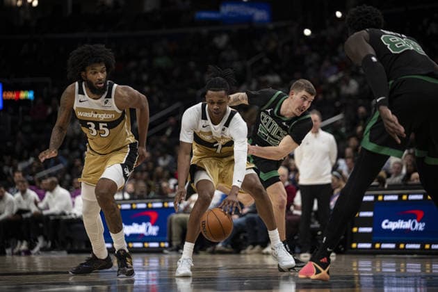 Boston Celtics vs Washington Wizards - NBA, Basketball Herren, USA WASHINGTON DC, UNITED STATES - NOVEMBER 4 : Bub Carrington (7) of Washington Wizards in action against Baylor Scheierman (55) of Boston Celtics during the NBA basketball game between Boston Celtics and Washington Wizards at the Capital One Arena on DECEMBER 4, 2025 in Washington DC, United States. Celal Gunes Anadolu Washington DC United States. Editorial use only. Please get in touch for any other usage.  Copyright: x2025xAnadoluxCelalxGunesx