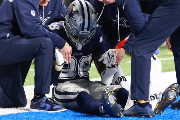 Dallas Cowboys vs Detroit Lions DETROIT,MICHIGAN-DECEMBER 4: Dallas Cowboys wide receiver CeeDee Lamb 88 is checked for injury during the second half of an NFL, American Football Herren, USA football game between the Dallas Cowboys and the Detroit Lions in Detroit, Michigan USA, on Thursday, December 4, 2025 Detroit Michigan United States  Copyright: xJorgexLemusx originalFilename:lemus-dallasco251204_npXPS.jpg