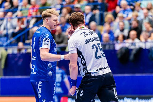 v l Lukas Hutecek TBV Lemgo Lippe, 02 , Lukas Jorgensen SG Flensburg Handewitt, 25 GER, TBV Lemgo Lippe vs SG Flensburg Handewitt, Handball, 1 Bundesliga, Matchday 15, Season 2025 2026, 04 12 2025 GER, TBV Lemgo Lippe vs SG Flensburg Handewitt, Handball, 1 Bundesliga, Matchday 15, Season 2025 2026, 04 12 2025 Lemgo Copyright: xEibner-Pressefoto JanxRollingerx EP_JSK