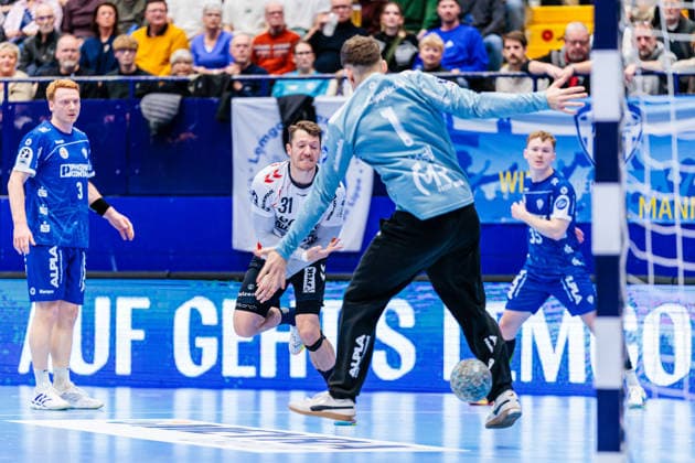 v l Emil Jakobsen SG Flensburg Handewitt, 31 , Constantin Moestl TBV Lemgo Lippe, 01 GER, TBV Lemgo Lippe vs SG Flensburg Handewitt, Handball, 1 Bundesliga, Matchday 15, Season 2025 2026, 04 12 2025 GER, TBV Lemgo Lippe vs SG Flensburg Handewitt, Handball, 1 Bundesliga, Matchday 15, Season 2025 2026, 04 12 2025 Lemgo Copyright: xEibner-Pressefoto JanxRollingerx EP_JSK