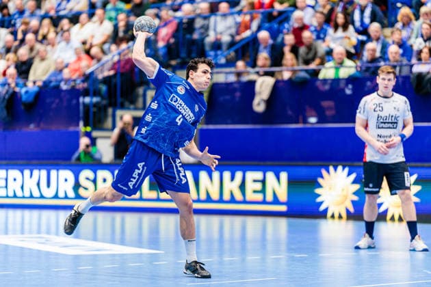 Samuel Zehnder TBV Lemgo Lippe, 04 on seven-meter 7 meter throw GER, TBV Lemgo Lippe vs SG Flensburg Handewitt, Handball, 1 Bundesliga, Matchday 15, Season 2025 2026, 04 12 2025 GER, TBV Lemgo Lippe vs SG Flensburg Handewitt, Handball, 1 Bundesliga, Matchday 15, Season 2025 2026, 04 12 2025 Lemgo Copyright: xEibner-Pressefoto JanxRollingerx EP_JSK