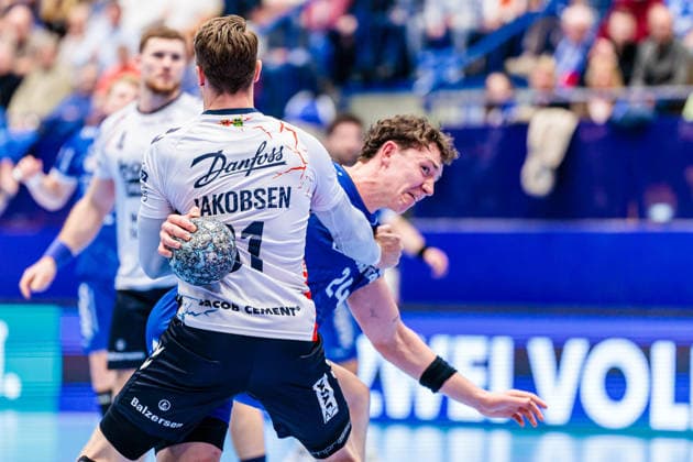 v l Emil Jakobsen SG Flensburg Handewitt, 31 , Joel Willecke TBV Lemgo Lippe, 24 GER, TBV Lemgo Lippe vs SG Flensburg Handewitt, Handball, 1 Bundesliga, Matchday 15, Season 2025 2026, 04 12 2025 GER, TBV Lemgo Lippe vs SG Flensburg Handewitt, Handball, 1 Bundesliga, Matchday 15, Season 2025 2026, 04 12 2025 Lemgo Copyright: xEibner-Pressefoto JanxRollingerx EP_JSK