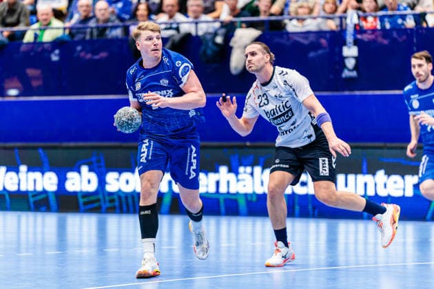 v l Lukas Hutecek TBV Lemgo Lippe, 02 , Kent Robin Toennesen SG Flensburg Handewitt, 23 GER, TBV Lemgo Lippe vs SG Flensburg Handewitt, Handball, 1 Bundesliga, Matchday 15, Season 2025 2026, 04 12 2025 GER, TBV Lemgo Lippe vs SG Flensburg Handewitt, Handball, 1 Bundesliga, Matchday 15, Season 2025 2026, 04 12 2025 Lemgo Copyright: xEibner-Pressefoto JanxRollingerx EP_JSK