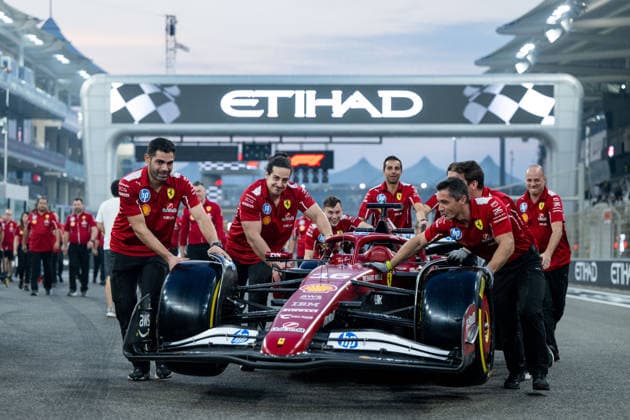 Scuderia Ferrai mechanics push the SF 25, UAE, Formula 1 World Championship, Abu Dhabi Grand Prix, Yas Marina Circuit, Media Day, 04 12 2025 UAE, Formula 1 World Championship, Abu Dhabi Grand Prix, Yas Marina Circuit, Media Day, 04 12 2025 Yas Marina Island Copyright: xEibner-Pressefoto Memmlerx EP_MMR