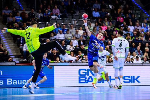 TVB Stuttgart HSG Wetzlar Handball 1 Bundesliga, Men, Season 2025 2026, TVB Stuttgart HSG Wetzlar, Porsche Arena Stuttgarts Simone Mengon in action against Wetzlars goalkeeper Anadin SuljakoviÄ‡ l Stuttgart Porsche Arena Baden Württemberg Germany