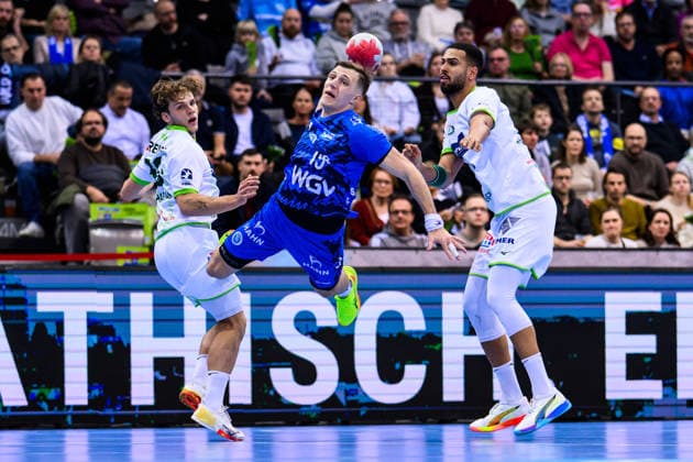 TVB Stuttgart HSG Wetzlar Handball 1 Bundesliga, Men, Season 2025 2026, TVB Stuttgart HSG Wetzlar, Porsche Arena Stuttgarts Simone Mengon in action against Wetzlars Lion Zacharias l and Wetzlars Philipp Ahouansou r Stuttgart Porsche Arena Baden Württemberg Germany