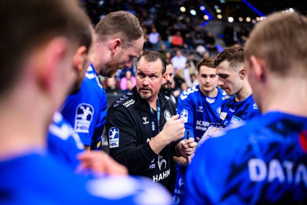 TVB Stuttgart HSG Wetzlar Handball 1 Bundesliga, Men, Season 2025 2026, TVB Stuttgart HSG Wetzlar, Porsche Arena Stuttgarts coach Misha Kaufmann speaks to the players during the time-out Stuttgart Porsche Arena Baden Württemberg Germany