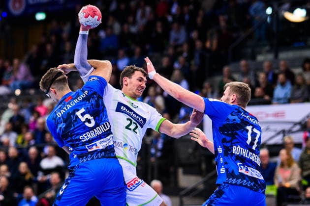 TVB Stuttgart HSG Wetzlar Handball 1 Bundesliga, Men, Season 2025 2026, TVB Stuttgart HSG Wetzlar, Porsche Arena Wetzlars Jona Schoch M in action against Stuttgarts Antonio Serradilla and Stuttgarts Samuel Röthlisberger r Stuttgart Porsche Arena Baden Württemberg Germany