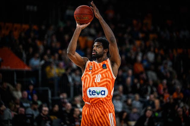 Malik Osborne ratiopharm ulm controls the Ball during the Basketball Eurocup match between ratiopharm ulm and Dolomiti Energia Trento at ratiopharm Arena on December 4, 2025 in Neu Ulm, Germany Photo by Harry Langer DeFodi Images