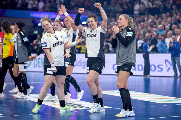 04 12 2025, Handball World Championship Women, Main Round, Germany Montenegro, 27th IHF Women s Handball World Championship, Westfalenhalle Dortmund Cheering after reaching the quarter-finals The German national team celebrates the victory against Montenegro with much joy xxxxxxxxxx North Rhine-Westphalia Germany