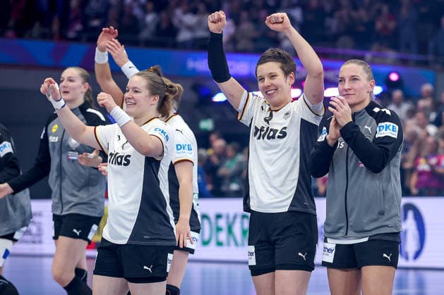 04 12 2025, Handball World Championship Women, Main Round, Germany Montenegro, 27th IHF Women s Handball World Championship, Westfalenhalle Dortmund Cheering after reaching the quarter-finals The German national team celebrates the victory against Montenegro with great joy Lisa Antl GER 09 Alina Grijseels GER 04 Jenny Behrend GER 30 cheering North Rhine-Westphalia Germany