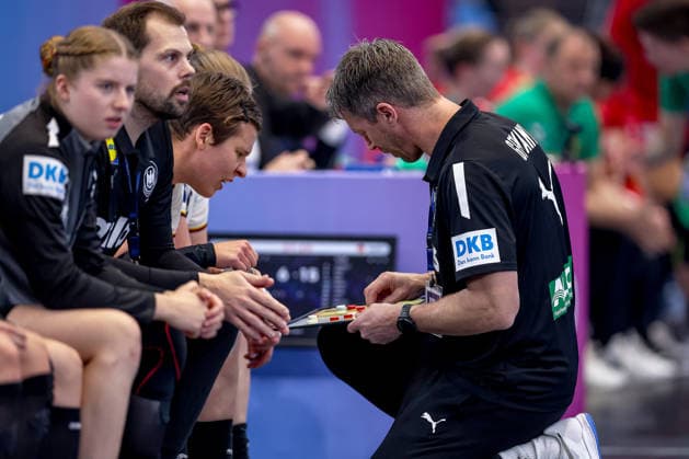04 12 2025, Handball World Championship Women, Main Round, Germany Montenegro, 27th IHF Women s Handball World Championship, Westfalenhalle Dortmund National coach Markus Gaugisch GER hc gives Alina Grijseels GER 04 instructions on the tactics board North Rhine-Westphalia Germany