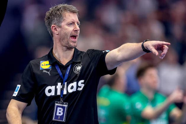 04 12 2025, Handball World Championship Women, Main Round, Germany Montenegro, 27th IHF Women s Handball World Championship, Westfalenhalle Dortmund National coach Markus Gaugisch GER hc gesticulating on the sidelines North Rhine-Westphalia Germany