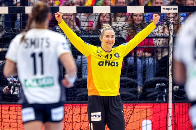 04 12 2025, Handball World Championship Women, Main Round, Germany Montenegro, 27th IHF Womens Handball World Championship, Westfalenhalle Dortmund Katharina Filter GER 42 stands in the goal after a jubilant save North Rhine-Westphalia Germany