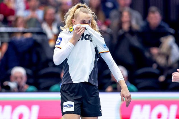 04 12 2025, Handball World Championship Women, Main Round, Germany Montenegro, 27th IHF Women s Handball World Championship, Westfalenhalle Dortmund Annika Lott GER 23 gesticulating on the pitch North Rhine-Westphalia Germany