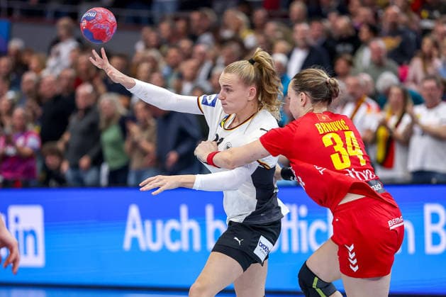 04 12 2025, Handball World Championship Women, Main Round, Germany Montenegro, 27th IHF Women s Handball World Championship, Westfalenhalle Dortmund Annika Lott GER 23 in a duel against Tatjana Brnovic Montenegro 34 North Rhine-Westphalia Germany