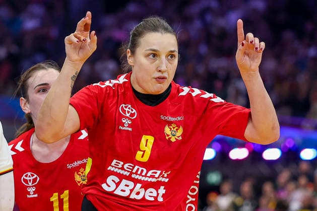 04 12 2025, Handball World Championship Women, Main Round, Germany Montenegro, 27th IHF Women s Handball World Championship, Westfalenhalle Dortmund Djurdjina Jaukovic Montenegro 09 gesticulating on the pitch North Rhine-Westphalia Germany