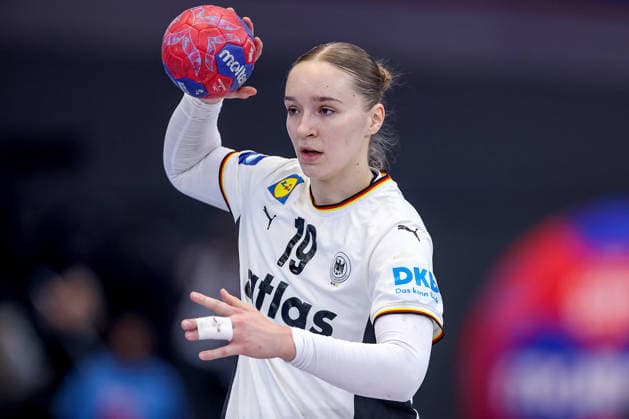 04 12 2025, Handball World Championship Women, Main Round, Germany Montenegro, 27th IHF Women s Handball World Championship, Westfalenhalle Dortmund Nieke Kuhne GER 19 North Rhine-Westphalia Germany