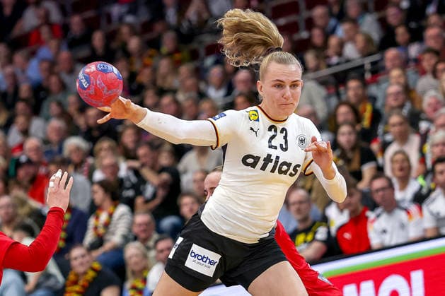 04 12 2025, Handball World Championship Women, Main Round, Germany Montenegro, 27th IHF Women s Handball World Championship, Westfalenhalle Dortmund Annika Lott GER 23 North Rhine-Westphalia Germany