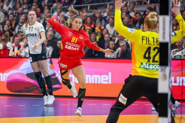 04 12 2025, Handball World Championship Women, Main Round, Germany Montenegro, 27th IHF Women s Handball World Championship, Westfalenhalle Dortmund Ivona Pavicevic Montenegro 91 throwing at the goal of Katharina Filter GER 42 North Rhine-Westphalia Germany