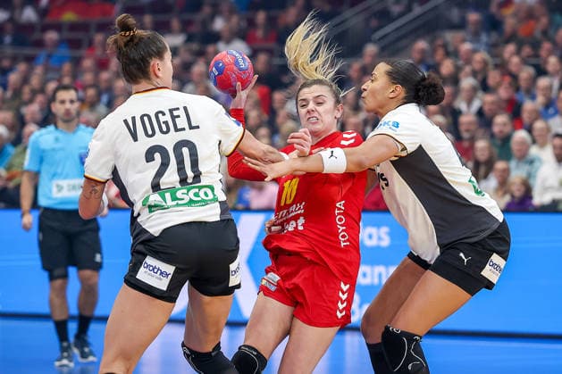04 12 2025, Handball World Championship Women, Main Round, Germany Montenegro, 27th IHF Women s Handball World Championship, Westfalenhalle Dortmund Matea Pletikosic Montenegro 10 in a duel against Emily Vogel GER 20 Aimee von Pereira GER 49 North Rhine-Westphalia Germany