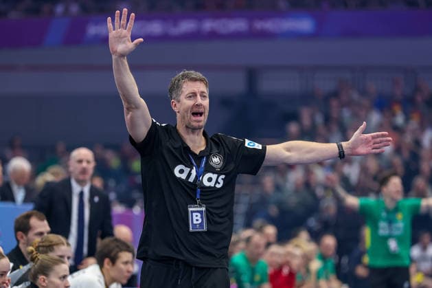 04 12 2025, Handball World Championship Women, Main Round, Germany Montenegro, 27th IHF Women s Handball World Championship, Westfalenhalle Dortmund National coach Markus Gaugisch GER hc gesticulating on the sidelines North Rhine-Westphalia Germany