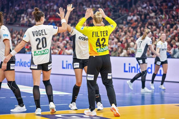 04 12 2025, Handball World Championship Women, Main Round, Germany Montenegro, 27th IHF Women s Handball World Championship, Westfalenhalle Dortmund Emily Vogel GER 20 Katharina Filter GER 42 cheering North Rhine-Westphalia Germany