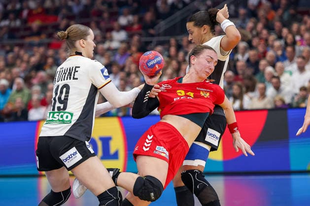 04 12 2025, Handball World Championship Women, Main Round, Germany Montenegro, 27th IHF Women s Handball World Championship, Westfalenhalle Dortmund Tatjana Brnovic Montenegro 34 is tied up by Nieke Kuhne GER 19 and Aimee von Pereira GER 49 at the circle North Rhine-Westphalia Germany