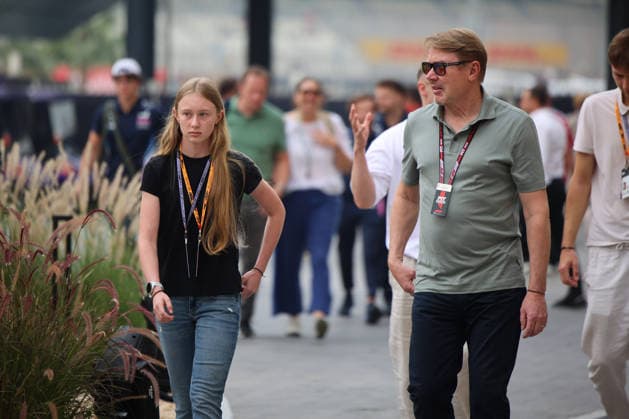 Mika Hakkinen with daughter Ella Hakkinen, ARE, Formula 1 World Championship, Abu Dhabi Grand Prix, Yas Marina Circuit, Friday, 05 12 2025 ARE, Formula 1 World Championship, Abu Dhabi Grand Prix, United Arab Emirates, Yas Marina Circuit, 05 12 2025 Abu Dhabi Copyright: xEibner-Pressefoto AnnikaxGrafx EP_AGF