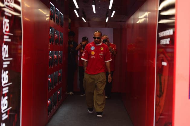Lewis Hamilton Scuderia Ferrari HP, 44 , ARE, Formula 1 World Championship, Abu Dhabi Grand Prix, Yas Marina Circuit, Friday, 05 12 2025 ARE, Formula 1 World Championship, Abu Dhabi Grand Prix, United Arab Emirates, Yas Marina Circuit, 05 12 2025 Abu Dhabi Copyright: xEibner-Pressefoto AnnikaxGrafx EP_AGF