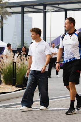 December 5, 2025, Abu Dhabi, Abu Dhabi, United Arab Emirates: 30 LIAM LAWSON (NZL, Visa Cash App Racing Bulls F1 Team) arriving at the paddock during Free Practice Day (Friday) at the Formula 1 Etihad Airways Abu Dhabi Prix 2025 at the Yas Marina Circuit in Abu Dhabi, United Arab Emirates Abu Dhabi United Arab Emirates - ZUMAr193 20251205_zsp_r193_001 Copyright: xSaraxRuffonix
