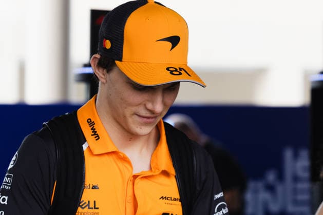 December 5, 2025, Abu Dhabi, Abu Dhabi, United Arab Emirates: 81 OSCAR PIASTRI (AU, McLaren Racing F1 Team) arriving at the paddock during Free Practice Day (Friday) at the Formula 1 Etihad Airways Abu Dhabi Prix 2025 at the Yas Marina Circuit in Abu Dhabi, United Arab Emirates Abu Dhabi United Arab Emirates - ZUMAr193 20251205_zsp_r193_021 Copyright: xSaraxRuffonix