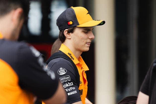December 5, 2025, Abu Dhabi, Abu Dhabi, United Arab Emirates: 81 OSCAR PIASTRI (AU, McLaren Racing F1 Team) arriving at the paddock during Free Practice Day (Friday) at the Formula 1 Etihad Airways Abu Dhabi Prix 2025 at the Yas Marina Circuit in Abu Dhabi, United Arab Emirates Abu Dhabi United Arab Emirates - ZUMAr193 20251205_zsp_r193_027 Copyright: xSaraxRuffonix
