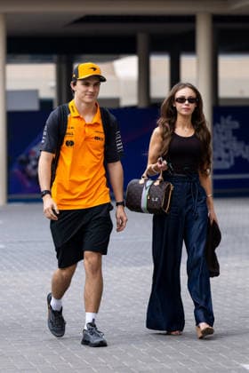 Oscar Piastri McLaren Formula 1 Team, Australia, 81 with girlfriend Lily Zneimer, UAE, Formula 1 World Championship, Abu Dhabi Grand Prix, Yas Marina Circuit, Free Practice, 05 12 2025 UAE, Formula 1 World Championship, Abu Dhabi Grand Prix, Yas Marina Circuit, Free Practice, 05 12 2025 Yas Marina Island Copyright: xEibner-Pressefoto Memmlerx EP_MMR