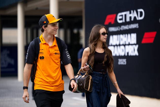 Oscar Piastri McLaren Formula 1 Team, Australia, 81 with girlfriend Lily Zneimer, UAE, Formula 1 World Championship, Abu Dhabi Grand Prix, Yas Marina Circuit, Free Practice, 05 12 2025 UAE, Formula 1 World Championship, Abu Dhabi Grand Prix, Yas Marina Circuit, Free Practice, 05 12 2025 Yas Marina Island Copyright: xEibner-Pressefoto Memmlerx EP_MMR
