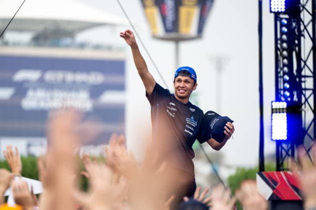 Alexander Albon Atlassian Williams Racing, Thailand, 23 on stage at the Fan Forum in the Fan Zone, UAE, Formula 1 World Championship, Abu Dhabi Grand Prix, Yas Marina Circuit, Free Practice, 05 12 2025 UAE, Formula 1 World Championship, Abu Dhabi Grand Prix, Yas Marina Circuit, Free Practice, 05 12 2025 Yas Marina Island Copyright: xEibner-Pressefoto Memmlerx EP_MMR