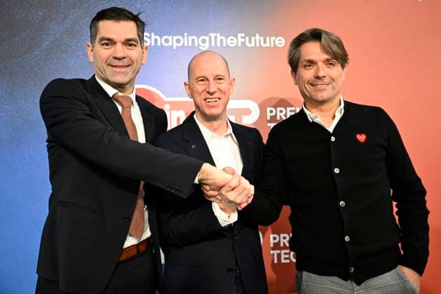 PC announcing Alpecin - Premier Tech - 05 12 2025 ANTWERPEN, BELGIUM - DECEMBER 05 : Roodhooft Christoph (BEL) Sports Director of Alpecin-Deceuninck, Roodhooft Philip (BEL) General manager of Alpecin-Deceuninck and Belanger Jean, President of Premier Tech talking to the press during a press conference, PK, Pressekonferenz announcing Premier Tech as new partner and transfer news in the Crelan - headquarters Antwerpen on December 05, 2025 in Antwerpen, Belgium, 05 12 2025 Antwerpen Belgium  Copyright: xNicoxVereeckenx