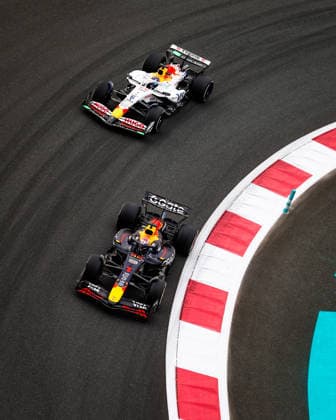 F1 - ABU DHABI GRAND PRIX 2025 01 VERSTAPPEN Max (nld), Red Bull Racing RB21, 06 HADJAR Isack (fra), Visa Cash App RB F1 Team VCARB02, action during the 2025 Formula 1 Abu Dhabi Grand Prix, 24th round of the 2025 FIA Formula One World Championship, WM, Weltmeisterschaft from December 05 to 07, 2025 on the Yas Marina Circuit, in Abu Dhabi, United Arab Emirates - Abu DhabiUnited Arab Emirates Copyright: xFLORENTxGOODENx