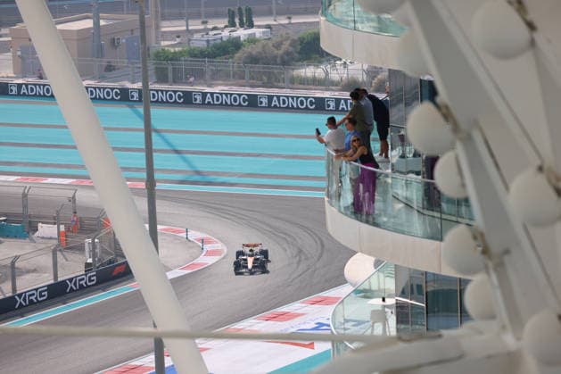 F1 Grand Prix Of Abu Dhabi 2025 - FP1 Lando Norris of United Kingdom driving the F1 race car No4, the McLaren MCL39 for the McLaren Formula One Team, on track during free practice session 1 of Formula 1 Etihad Airways Abu Dhabi Grand Prix 2025 in Yas Marina Circuit, UAE on December 5, 2025 Abu Dhabi United Arab Emirates  Copyright: xNicolasxEconomoux originalFilename:economou-notitle251205_npzAg.jpg