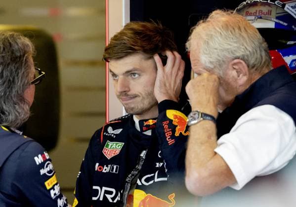 ABU DHABI - Max Verstappen (Red Bull Racing) talks with Team Principal Laurent Mekies (l) and Helmut Marko (r) after the second free practice session at the Yas Marina Circuit in the lead-up to the Abu Dhabi Grand Prix. ANP SANDER KONING xVIxANPxSportx xxANPxIVx 543964629 originalFilename: 543964629.jpg