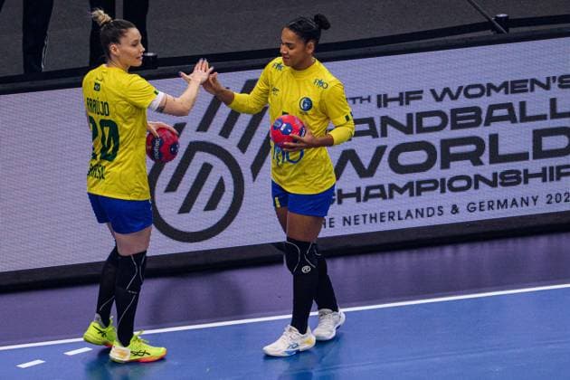 DORTMUND, GERMANY - 5 DECEMBER, 2025: Fais Munhoz Araujo Larissa, Do Nascimento Felix Jamily Beatriz - Women s Handball World Championship, WM, Weltmeisterschaft 2025 Angola vs Brazil at Westfallenhalle.  Copyright: xVitaliixKliuievx