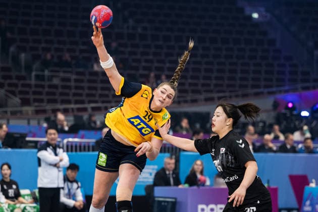 251205 Kristin Thorleifsdottir of Sweden and Seoyeon Cha of South Korea during the 2025 IHF Women™s World Championship handball match between Sweden and South Korea on December 5, 2025 in Dortmund Photo Emma Wallskog BILDBYRAN COP 320 EW0603 handball handball handball bbeng vm handball vm handbolls vm ihf handball world championship world handball championship 2025 world championship 2025 sverige sweden south korea dam bbauto  Copyright: EMMAxWALLSKOG BB251205EW053