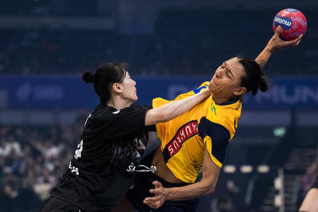 251205 Ji In Jung of South Korea and Jamina Roberts of Sweden during the 2025 IHF Women™s World Championship handball match between Sweden and South Korea on December 5, 2025 in Dortmund Photo Emma Wallskog BILDBYRAN COP 320 EW0603 handball handball handball bbeng vm handball vm handbolls vm ihf handball world championship world handball championship 2025 world championship 2025 sverige sweden south korea dam bbauto  Copyright: EMMAxWALLSKOG BB251205EW055