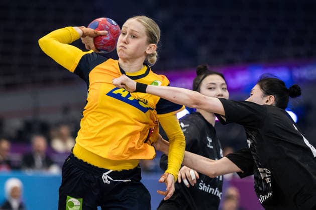 251205 Emma Lindqvist of Sweden and Ji In Jung of South Korea during the 2025 IHF Women™s World Championship handball match between Sweden and South Korea on December 5, 2025 in Dortmund Photo Emma Wallskog BILDBYRAN COP 320 EW0603 handball handball handball bbeng vm handball vm handbolls vm ihf handball world championship world handball championship 2025 world championship 2025 sverige sweden south korea dam bbauto  Copyright: EMMAxWALLSKOG BB251205EW062