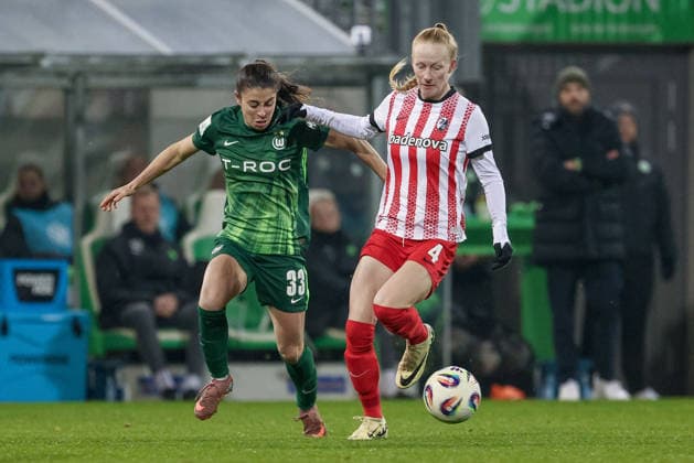 from left Judit Pujols VfL Wolfsburg, 33 and Meret Felde SC Freiburg, 4 in a duel, dynamic, action, action, game scene, THE DFB REGULATIONS PROHIBIT ANY USE OF PHOTOGRAPHS AS IMAGE SEQUENCES AND OR QUASI VIDEO , 05 12 2025, Wolfsburg Germany , Football, Google Pixel Womens Bundesliga, VfL Wolfsburg SC Freiburg xobx