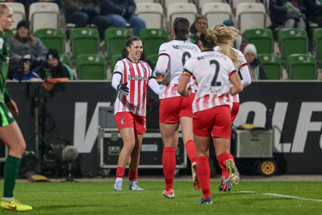 from left goal scorer Leela Egli SC Freiburg, 20 and players of SC Freiburg with goal celebration, cheering, jubilant, optimistic, game scene, highlight, joy about the goal to 0 1, THE DFB REGULATIONS PROHIBIT ANY USE OF PHOTOGRAPHS AS IMAGE SEQUENCES AND OR QUASI VIDEO , 05 12 2025, Wolfsburg Germany , Football, Google Pixel Womens Bundesliga, VfL Wolfsburg SC Freiburg xobx