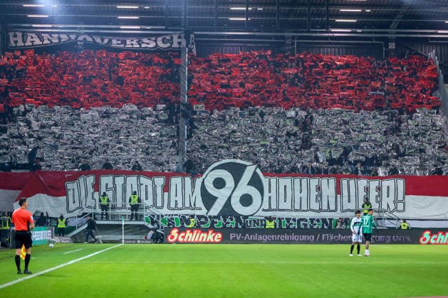 05 12 2025, Football, Preußen Münster Hannover 96, 2 Fußball Bundesliga, Preußenstadion, Saison 2025 2026 Choreografie im Gästeblock der Hannover Fans Fankurve Gästeblock Choreo Choreography DFB regulations prohibit any use of photographs as image sequences and or quasi video Nordrhein Westfalen Germany