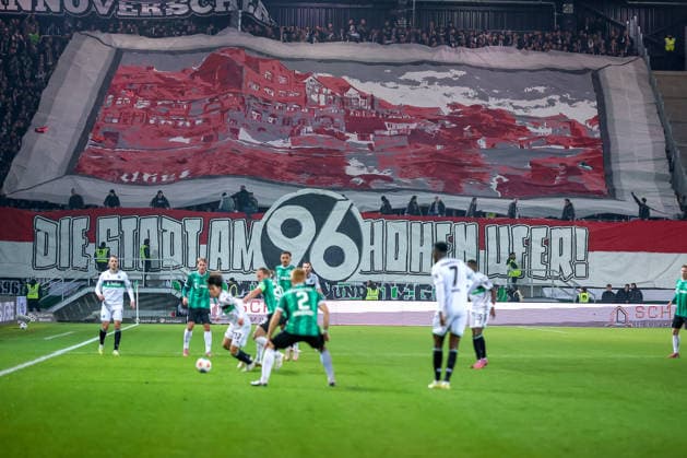 05 12 2025, Football, Preußen Münster Hannover 96, 2 Fußball Bundesliga, Preußenstadion, Saison 2025 2026 Choreografie im Gästeblock der Hannover Fans Fankurve Gästeblock Choreo Choreography DFB regulations prohibit any use of photographs as image sequences and or quasi video Nordrhein Westfalen Germany