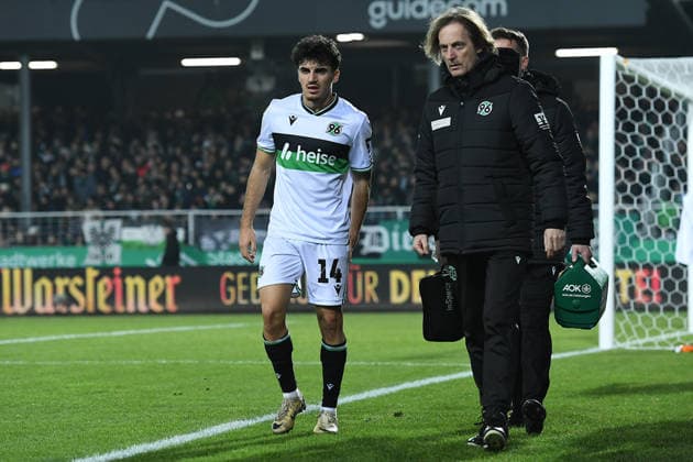 Soccer 2 Bundesliga 15 Matchday SC Preußen Münster Hannover 96 on 05 12 2025 at LVM Preußenstadion in Münster Husseyn Chakroun Hannover leaves the pitch injured DFL regulations prohibit any use of photographs as image sequences and or quasi video xRx